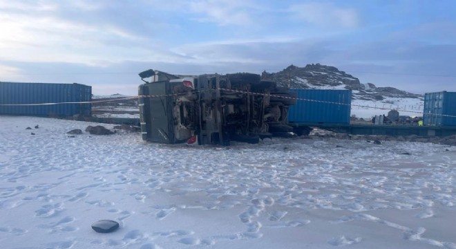  Yük treni kamyon ile çarpıştı: 1 ölü